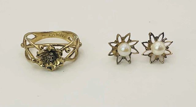 A 9ct hallmarked Clogau yellow gold openwork flower ring...