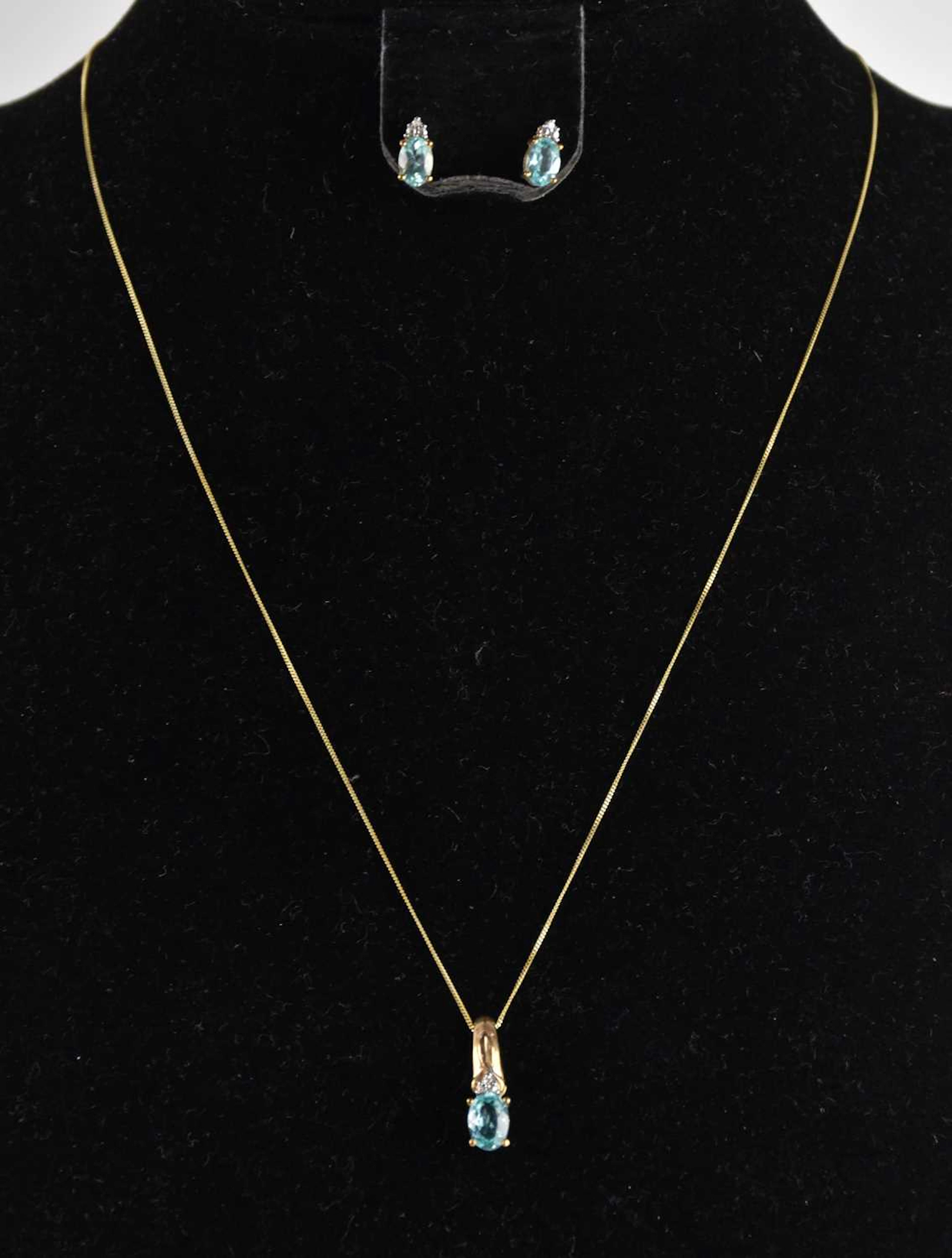 A 9ct yellow gold dainty necklace with ring clasp