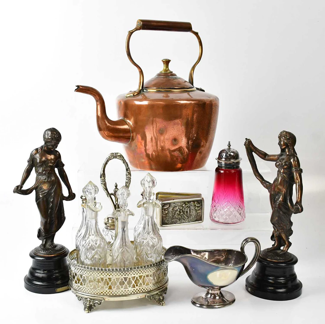 A mixed lot of metalware