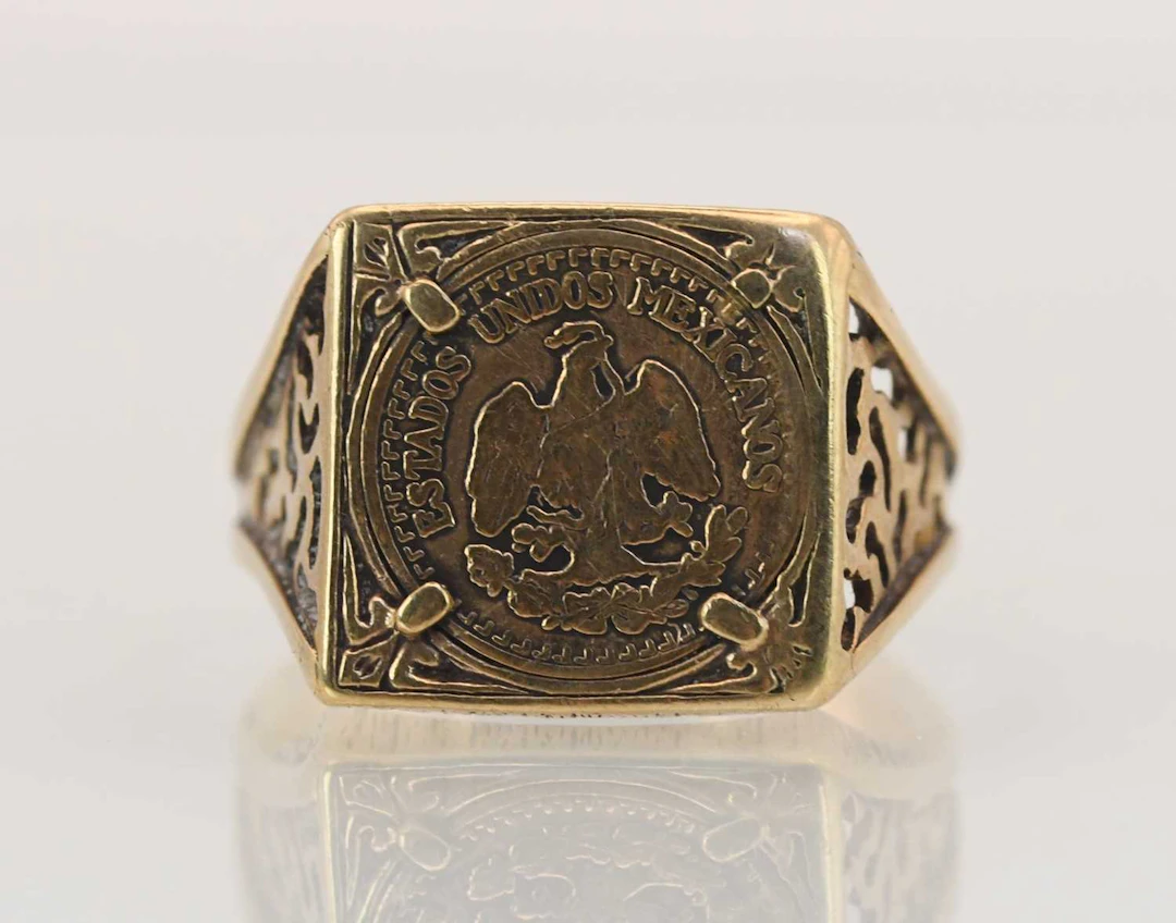 A 9ct yellow gold ring