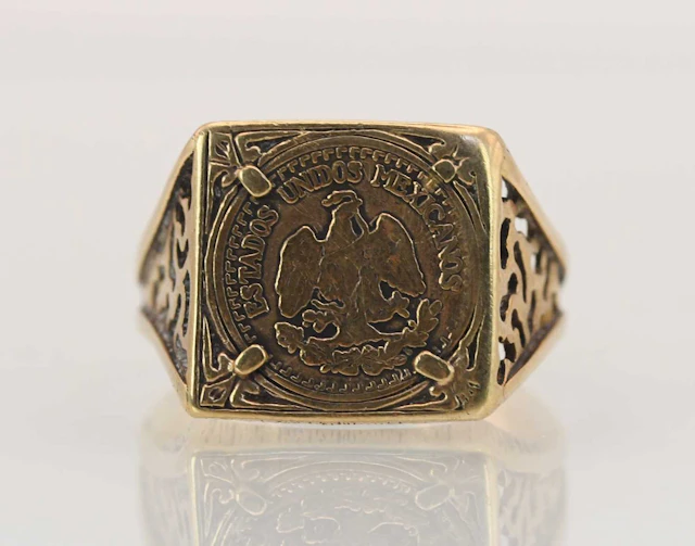 A 9ct yellow gold ring