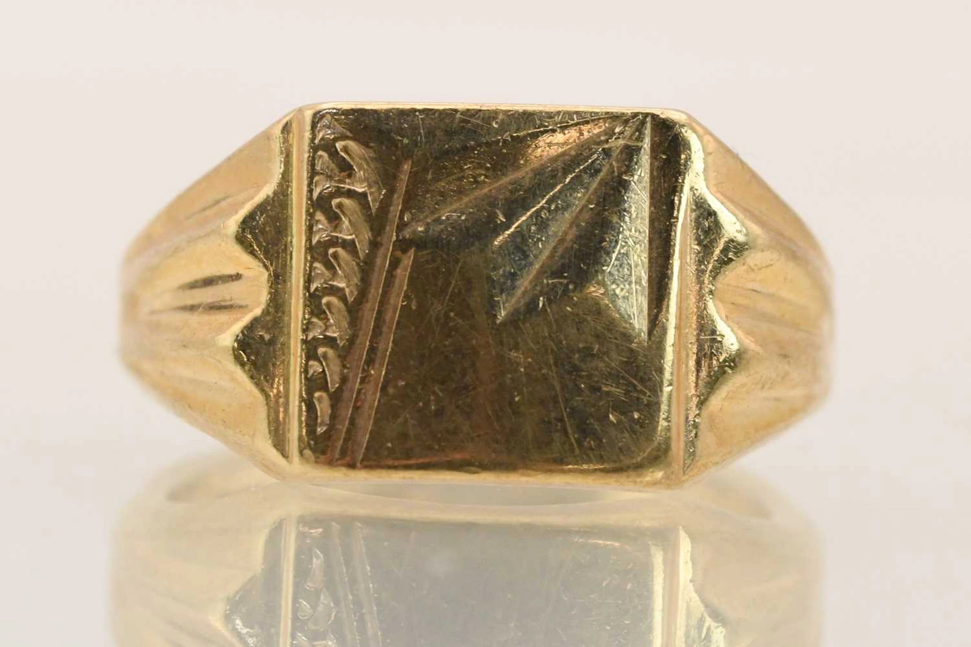 A 9ct yellow gold signet ring