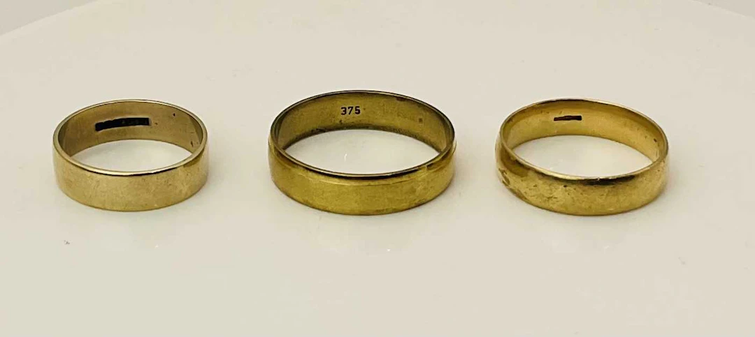 Three 9ct yellow gold wedding bands