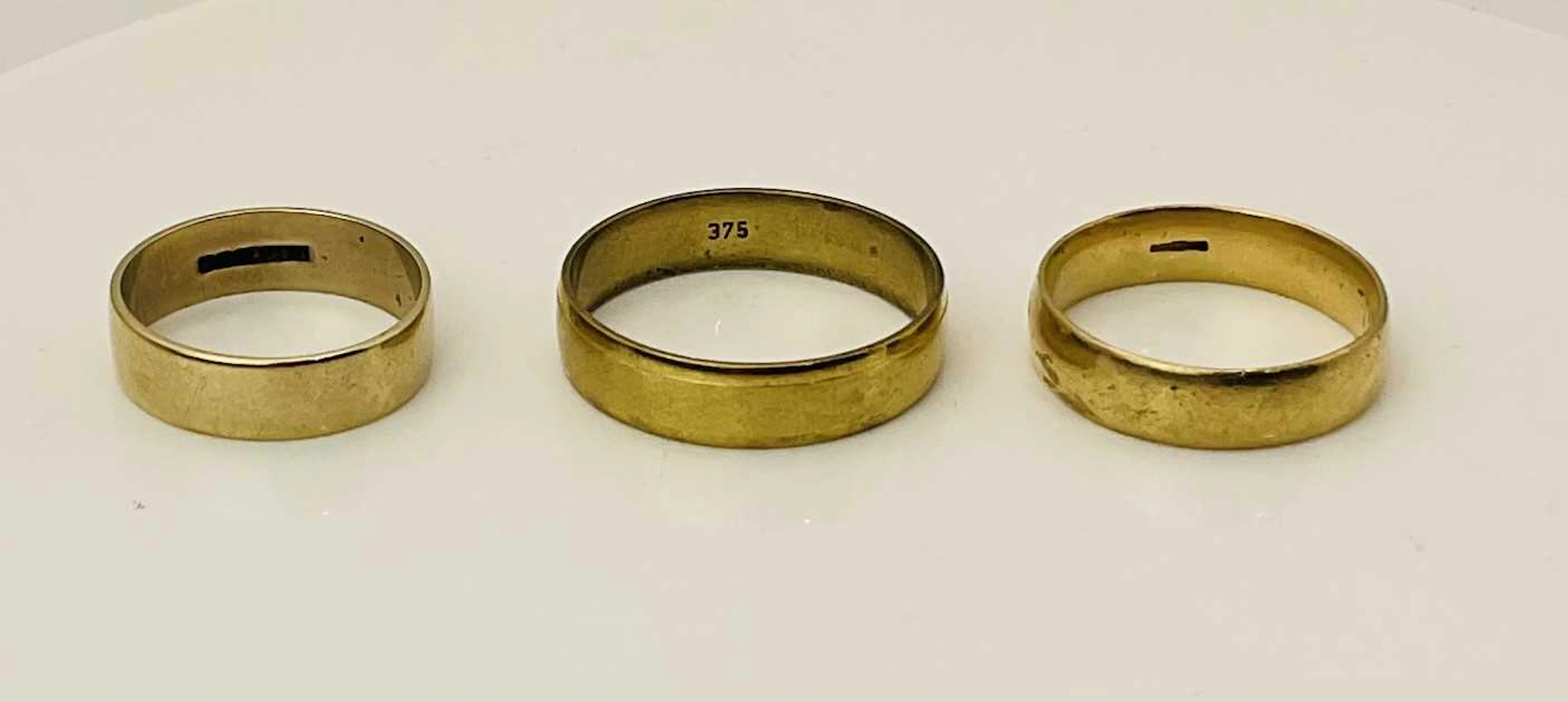Three 9ct yellow gold wedding bands