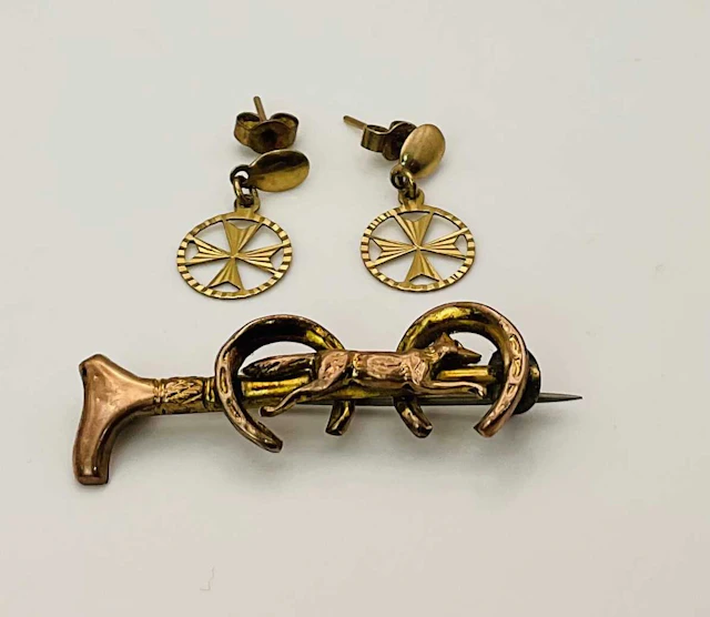 A 9ct yellow gold bar brooch