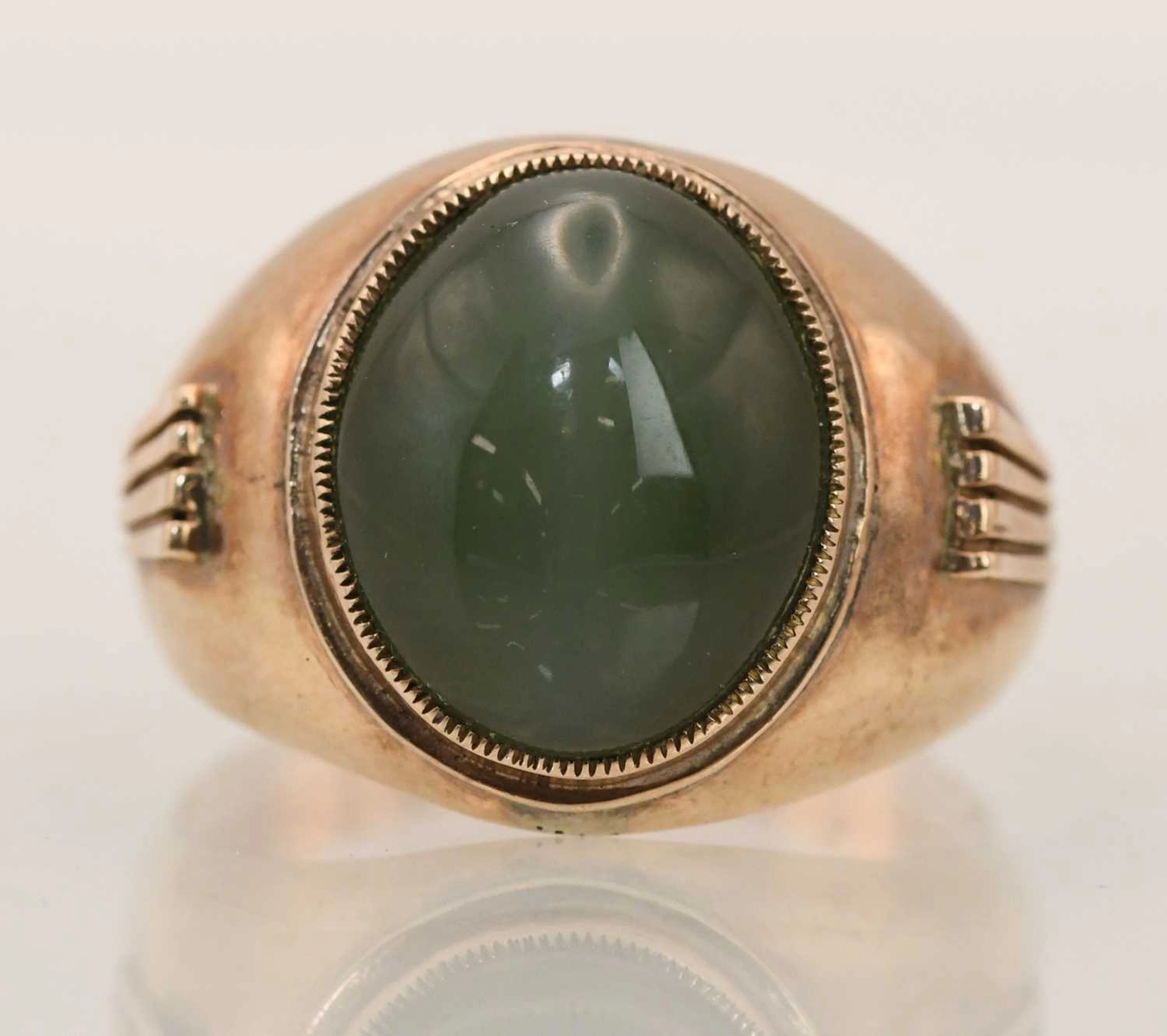 A Chinese yellow metal nephrite jade set signet ring