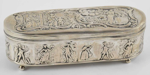 A late 19th/early 20th century Continental white metal oval lidded trinket box