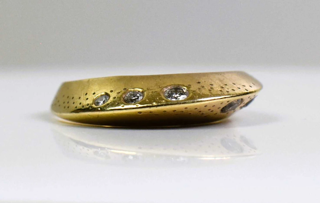 A 9ct yellow gold ring