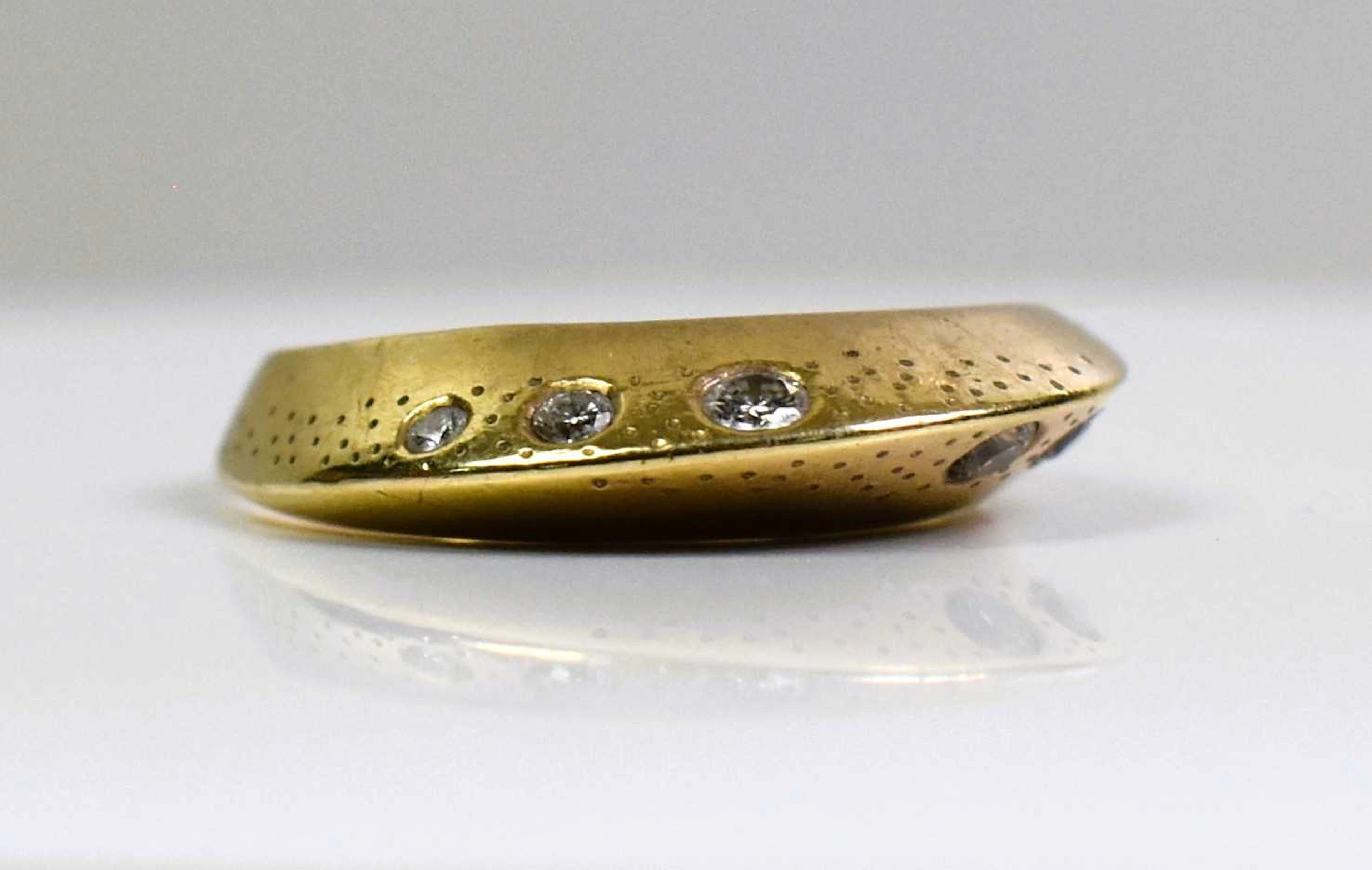 A 9ct yellow gold ring