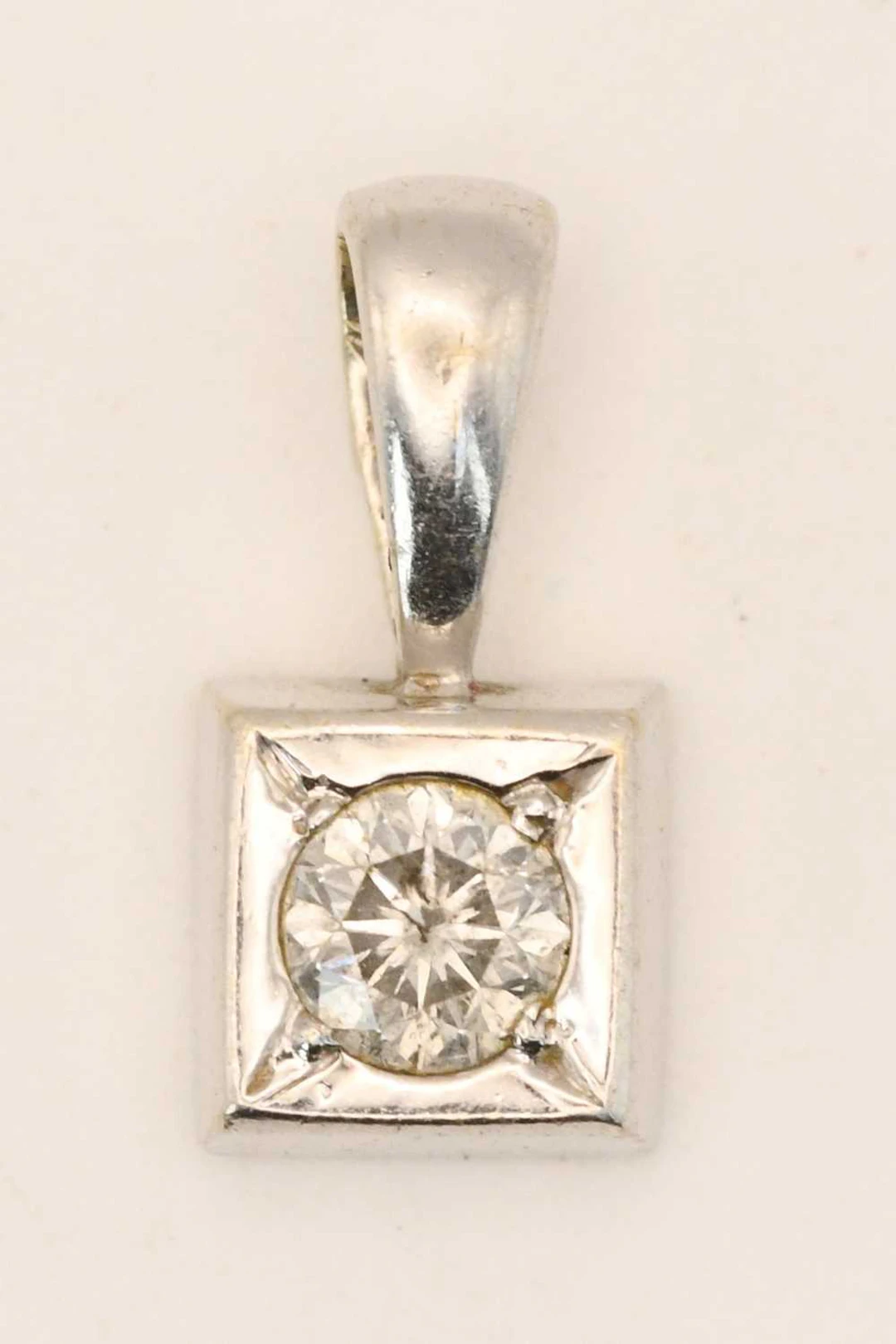 An 18ct white gold diamond set pendant