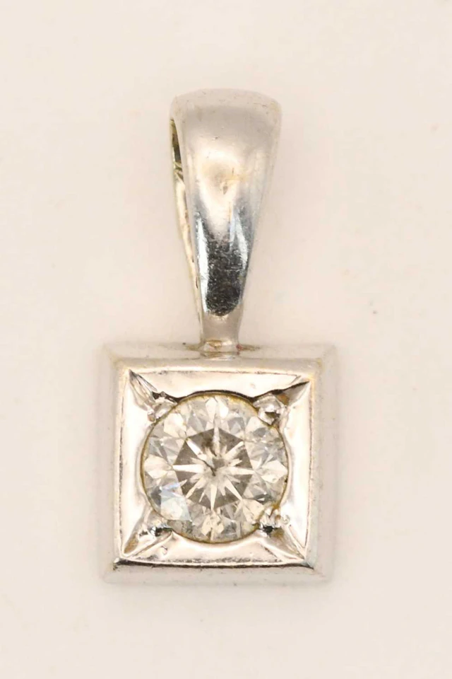An 18ct white gold diamond set pendant