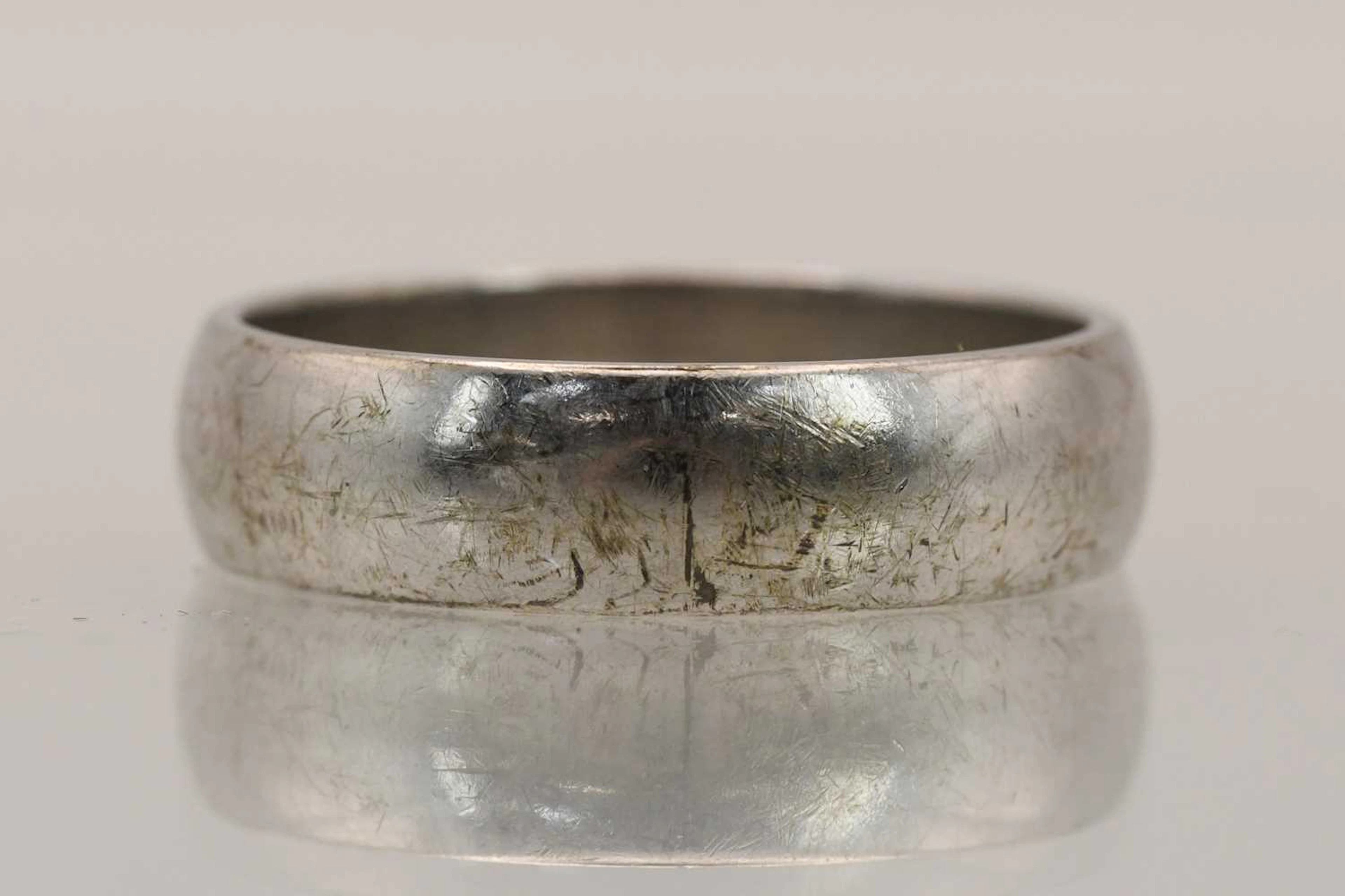A 9ct white gold band ring