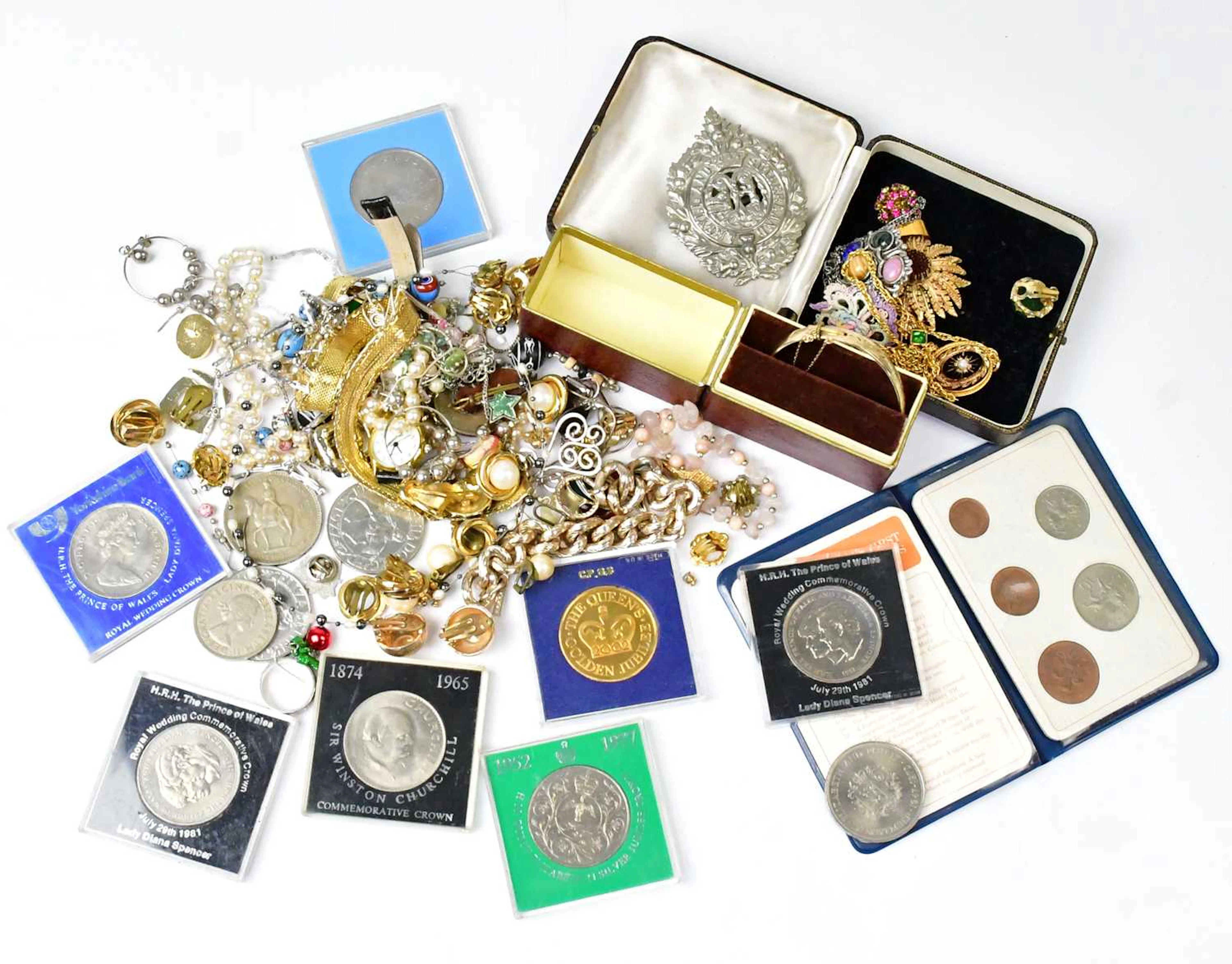 A quantity of mainly vintage costume jewellery