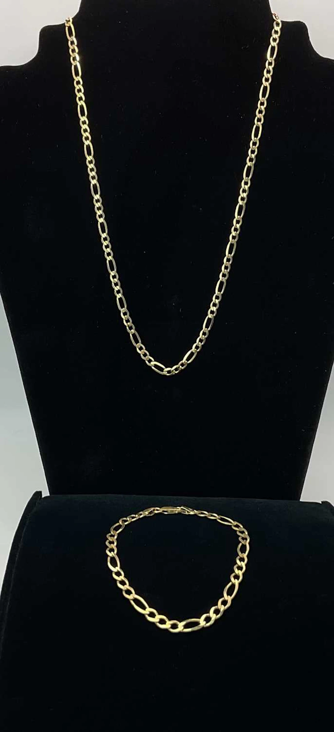 A 9ct yellow gold Figaro link necklace