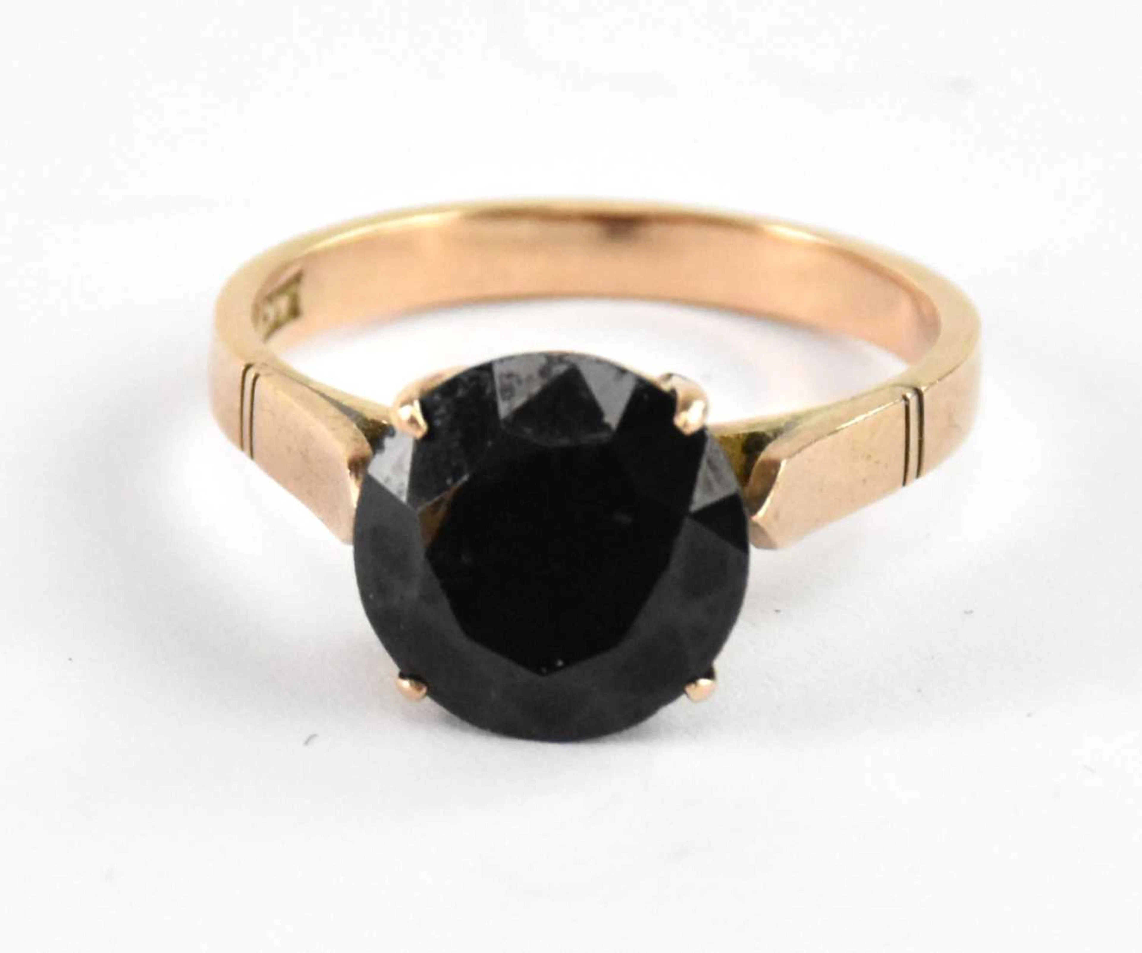 A 14ct yellow gold ring set with a garnet