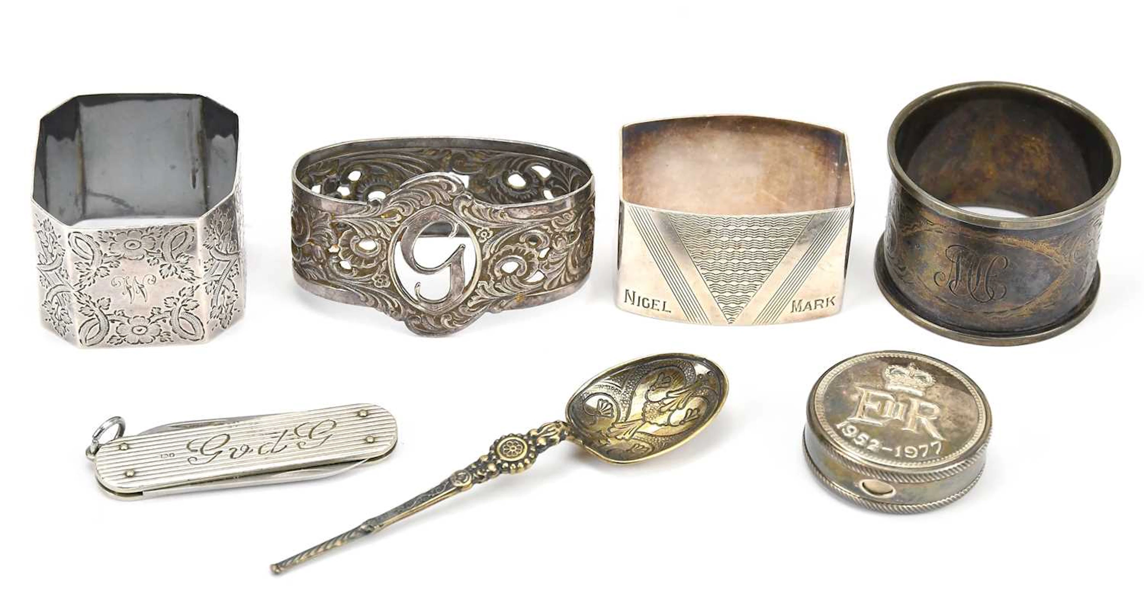 An Elizabeth II hallmarked silver pill box commemorating the 1977 Silver Jubilee