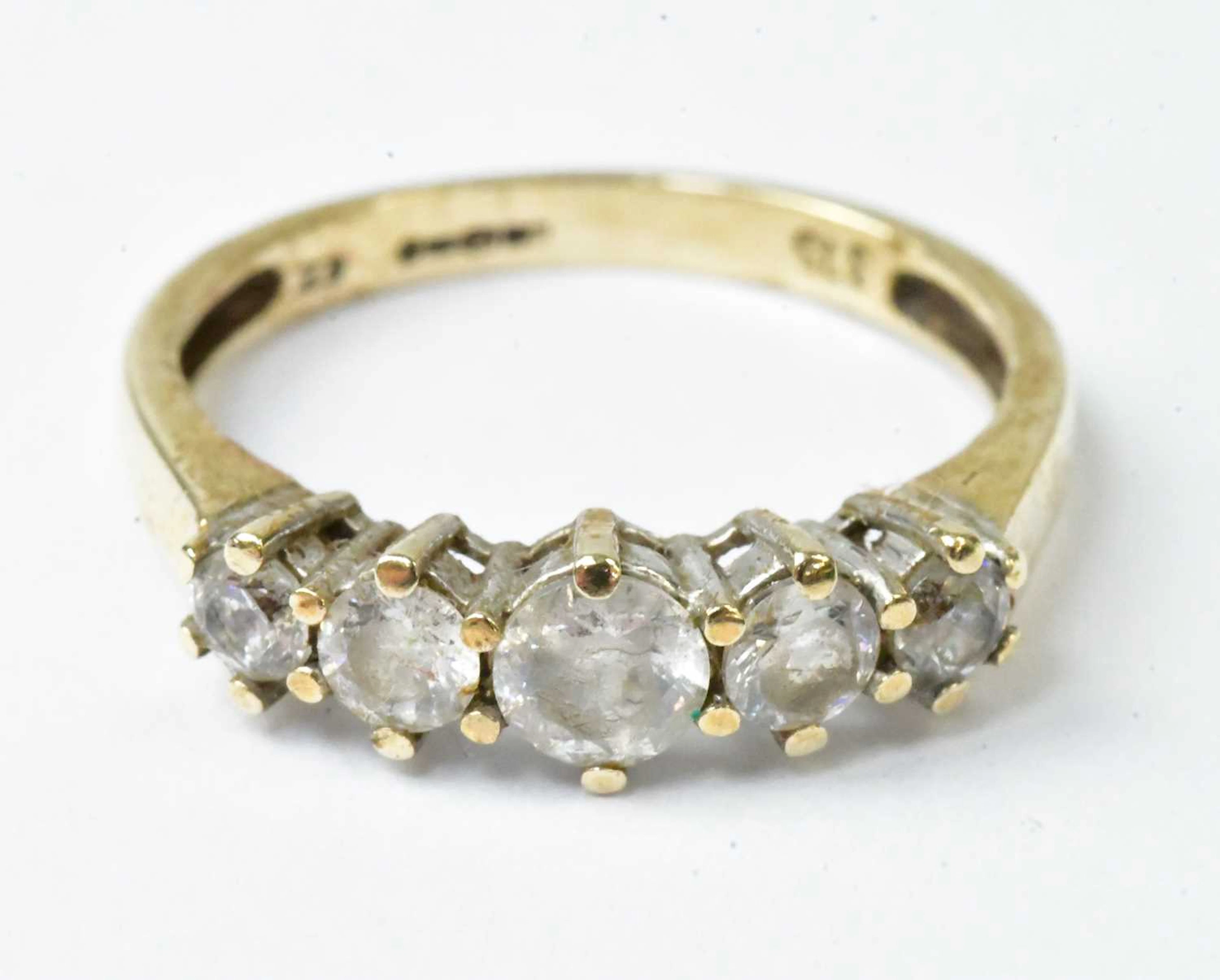 A 9ct yellow gold ring set with five graduated cubic zirconia