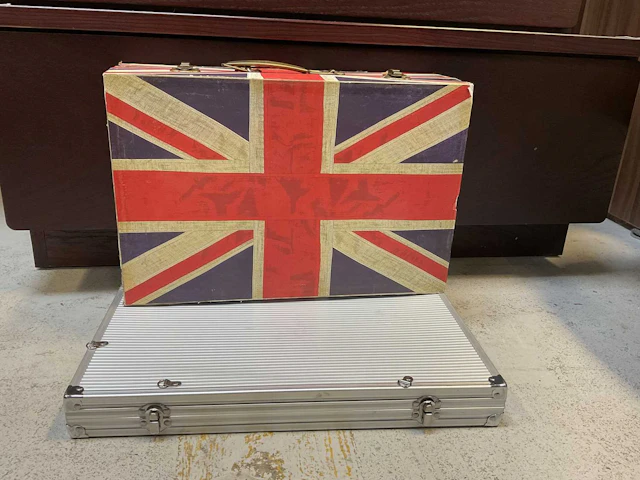 A quantity of vintage and modern jewellery boxes