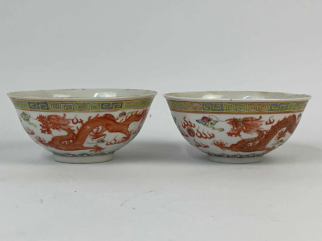 A pair of Chinese porcelain bowls decorated with red...