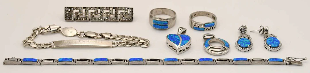 A small quantity of assorted 925 silver jewellery