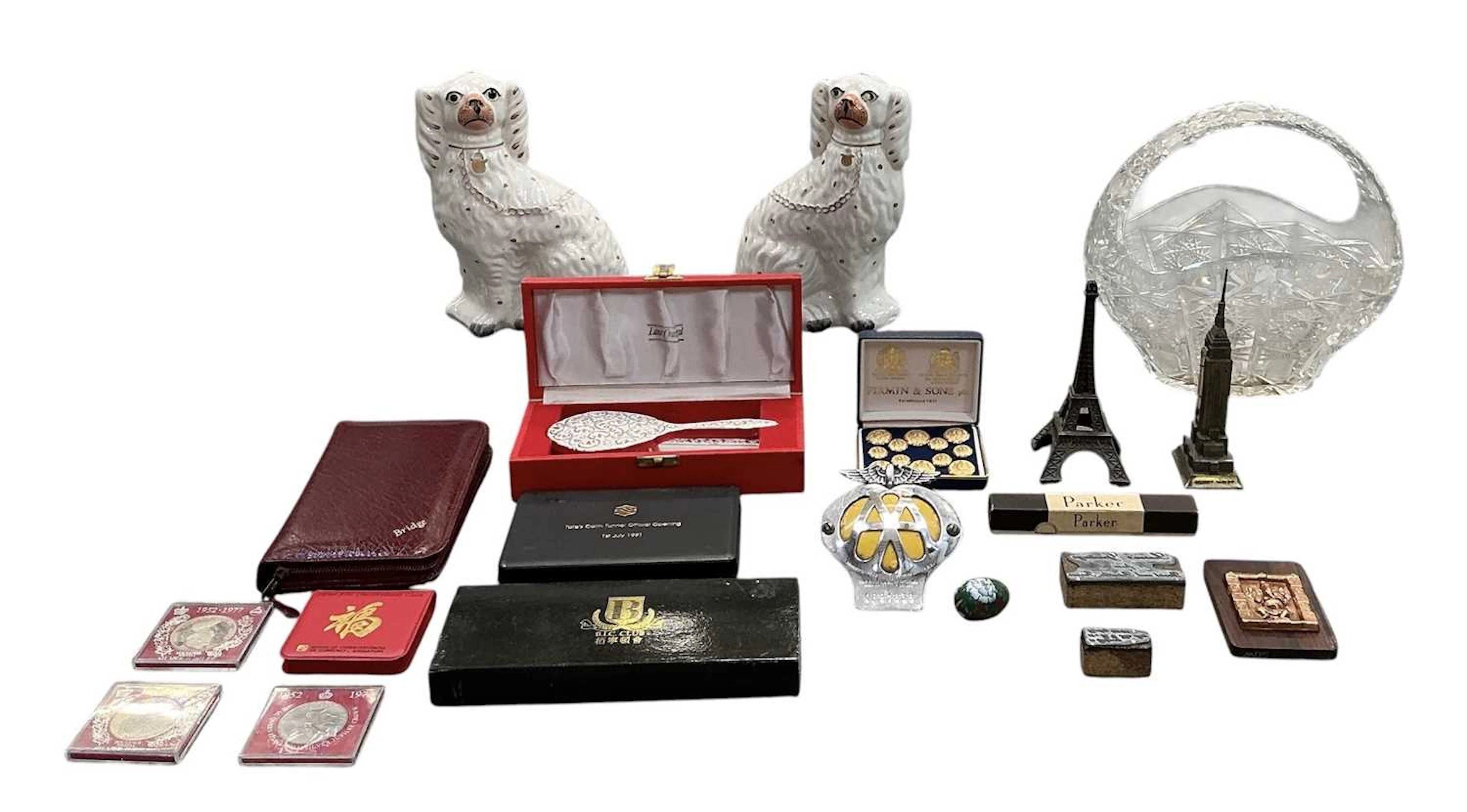 A quantity of assorted collectors' items