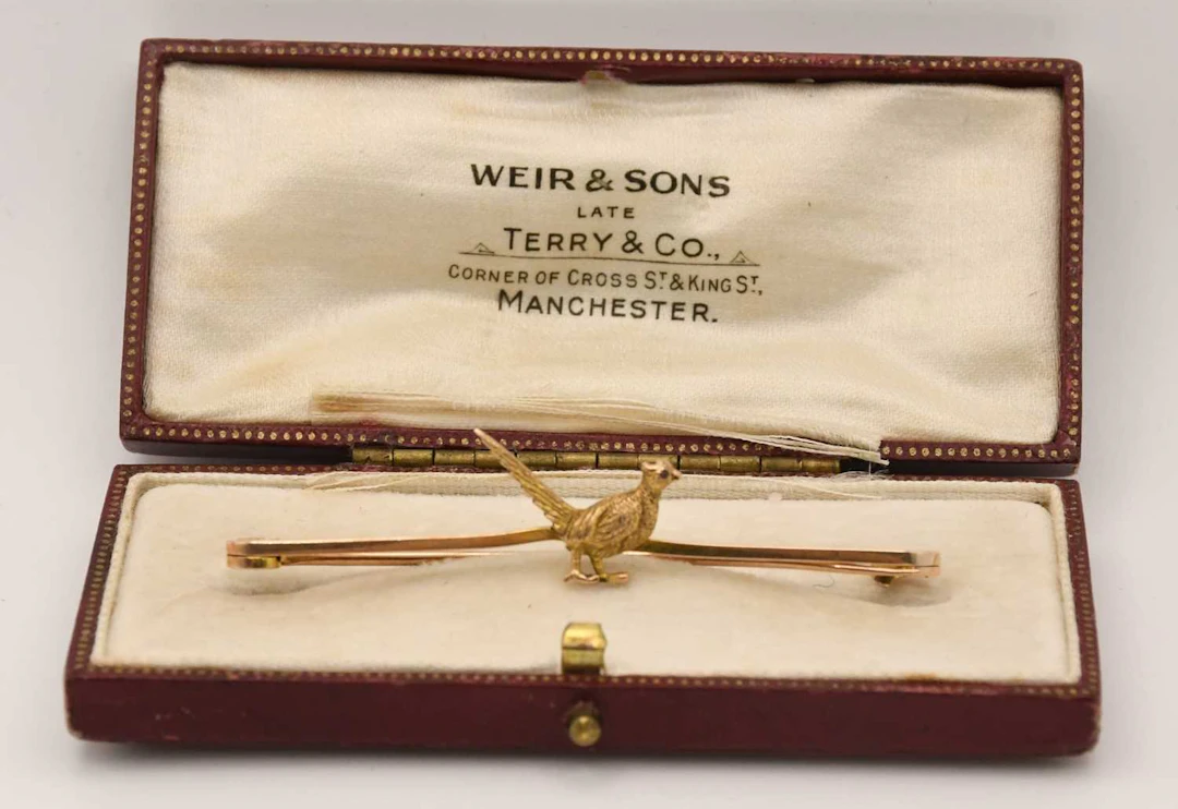 An early 20th century 9ct yellow gold hunting related bar brooch