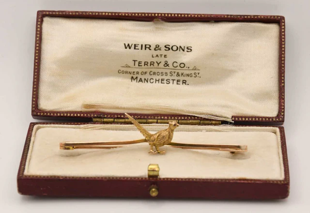 An early 20th century 9ct yellow gold hunting related bar brooch