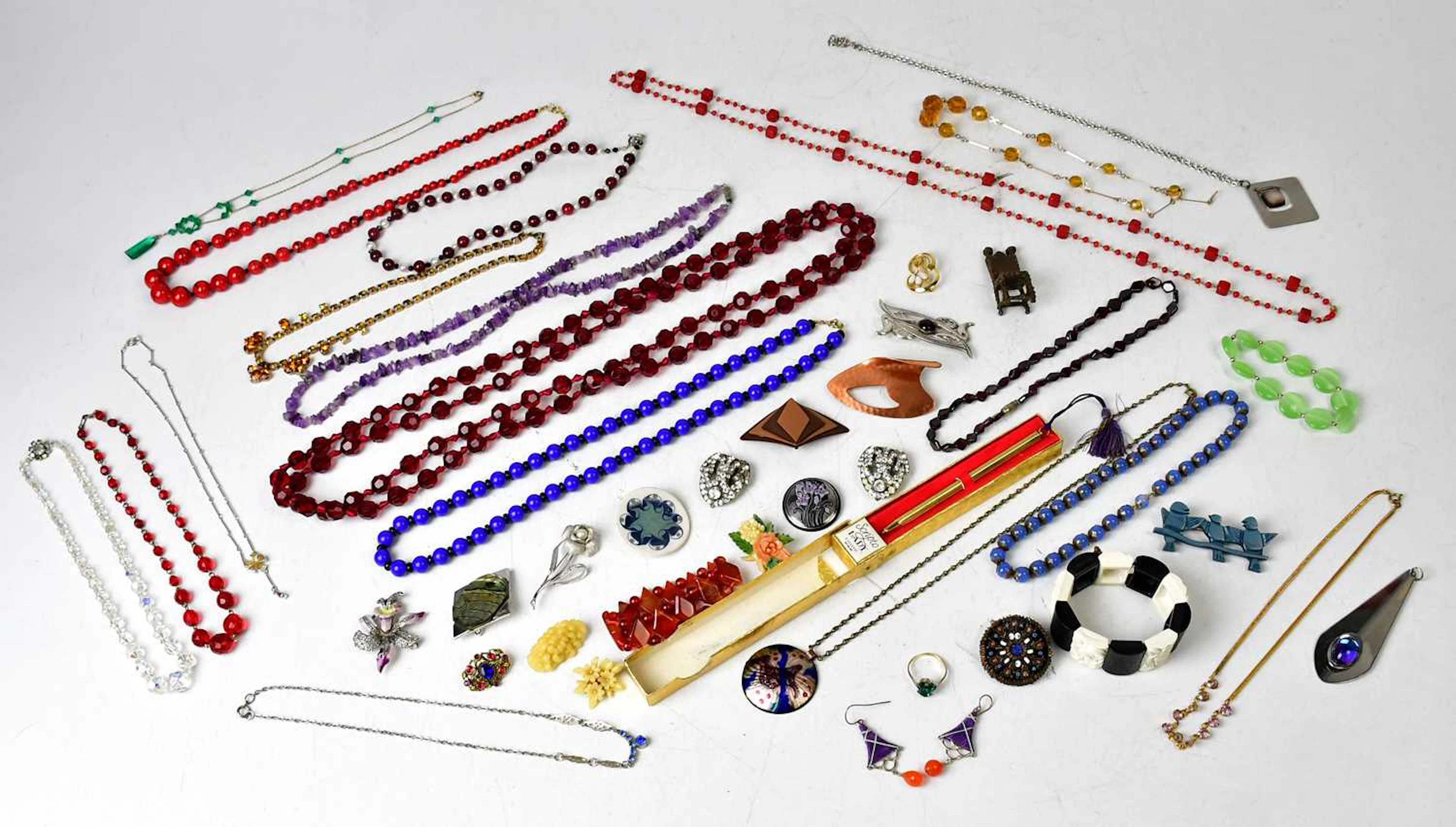 A quantity of vintage costume jewellery