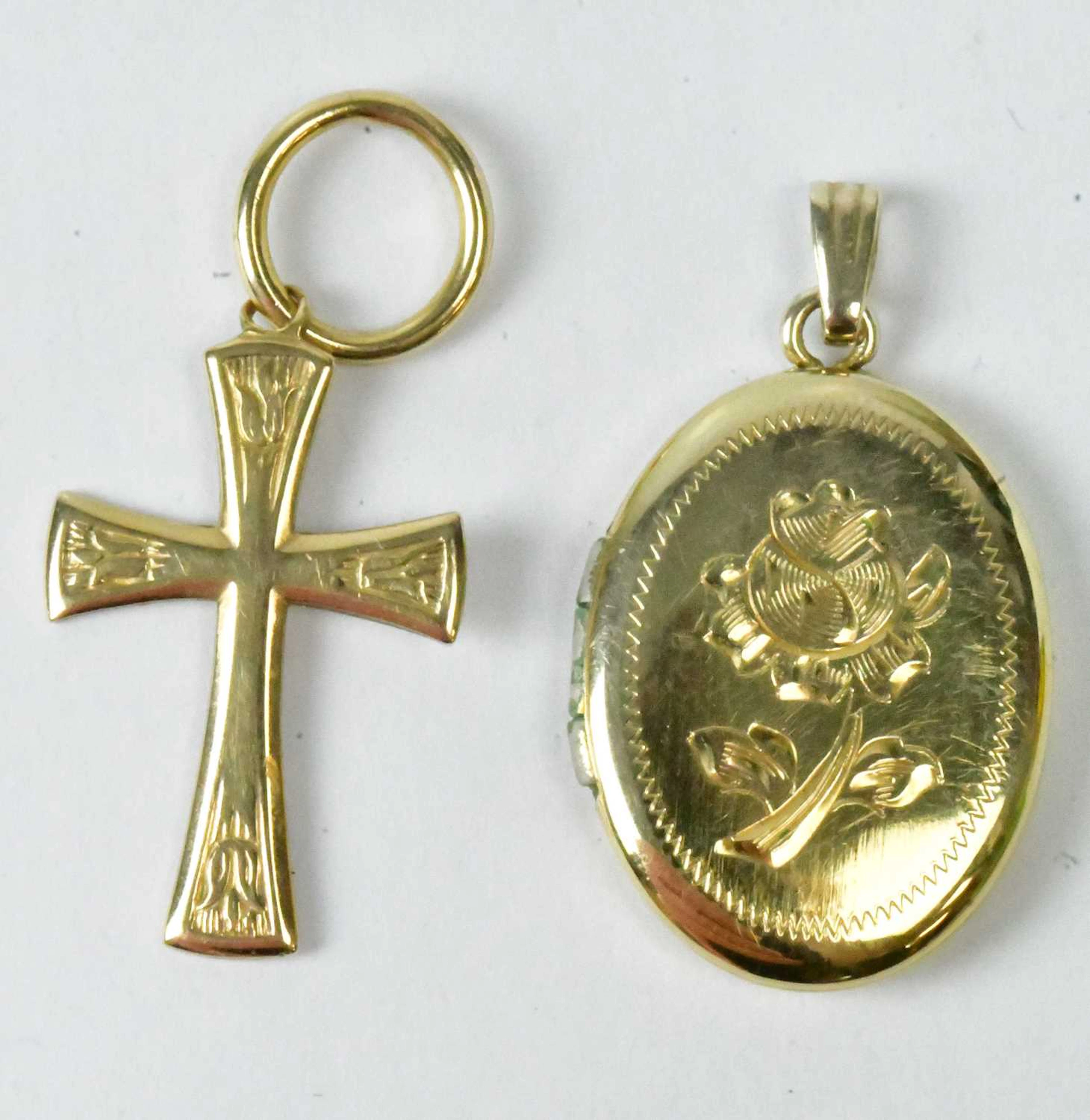 A 10ct yellow gold oval locket with engraved flower detail