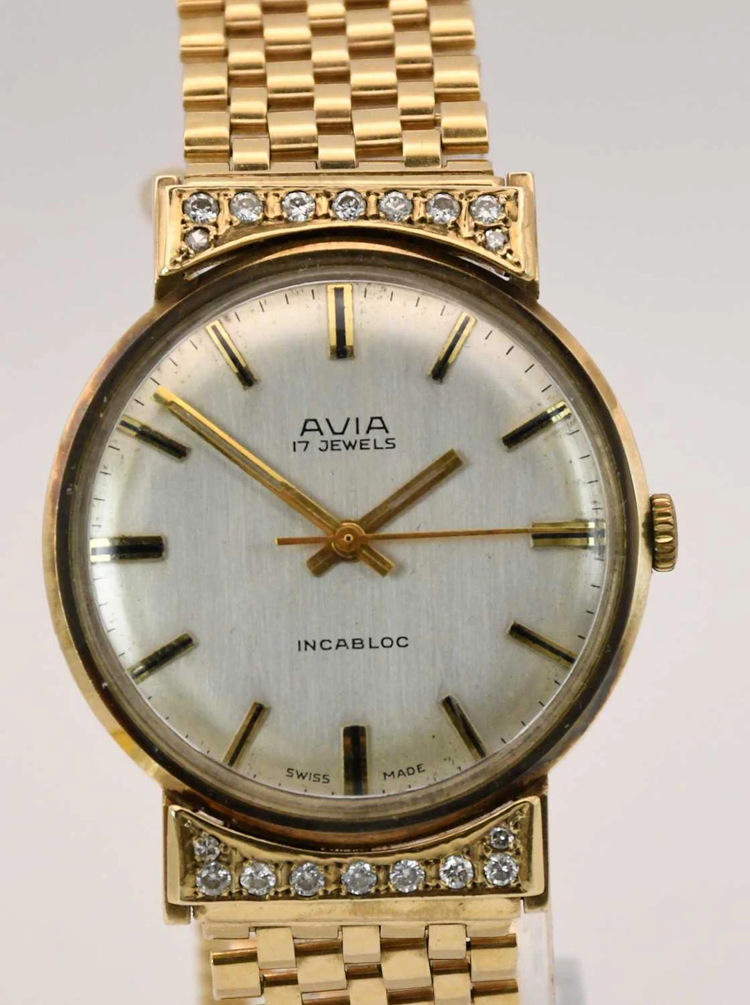 AVIA; a gentleman's 9ct yellow gold wristwatch