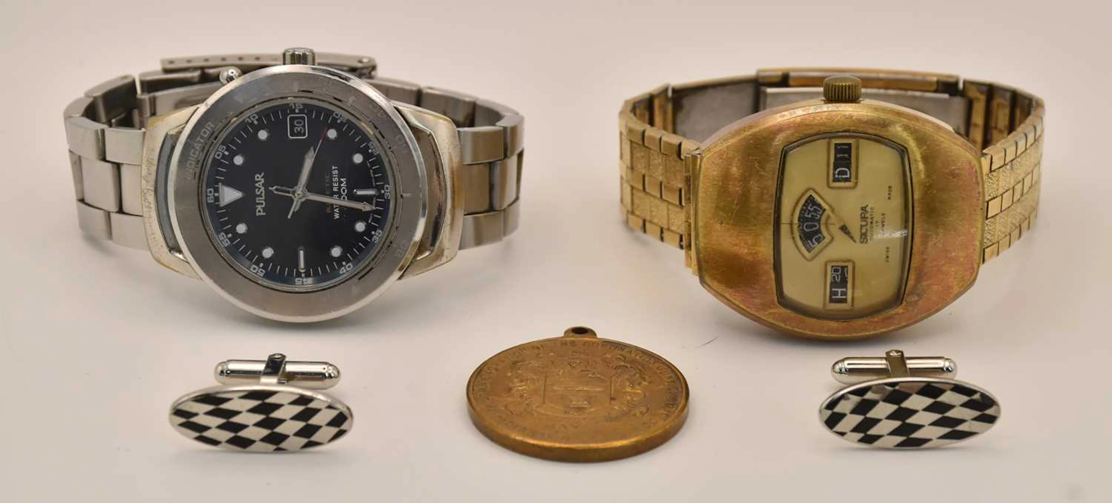 A gentleman's vintage Sicura automatic wristwatch