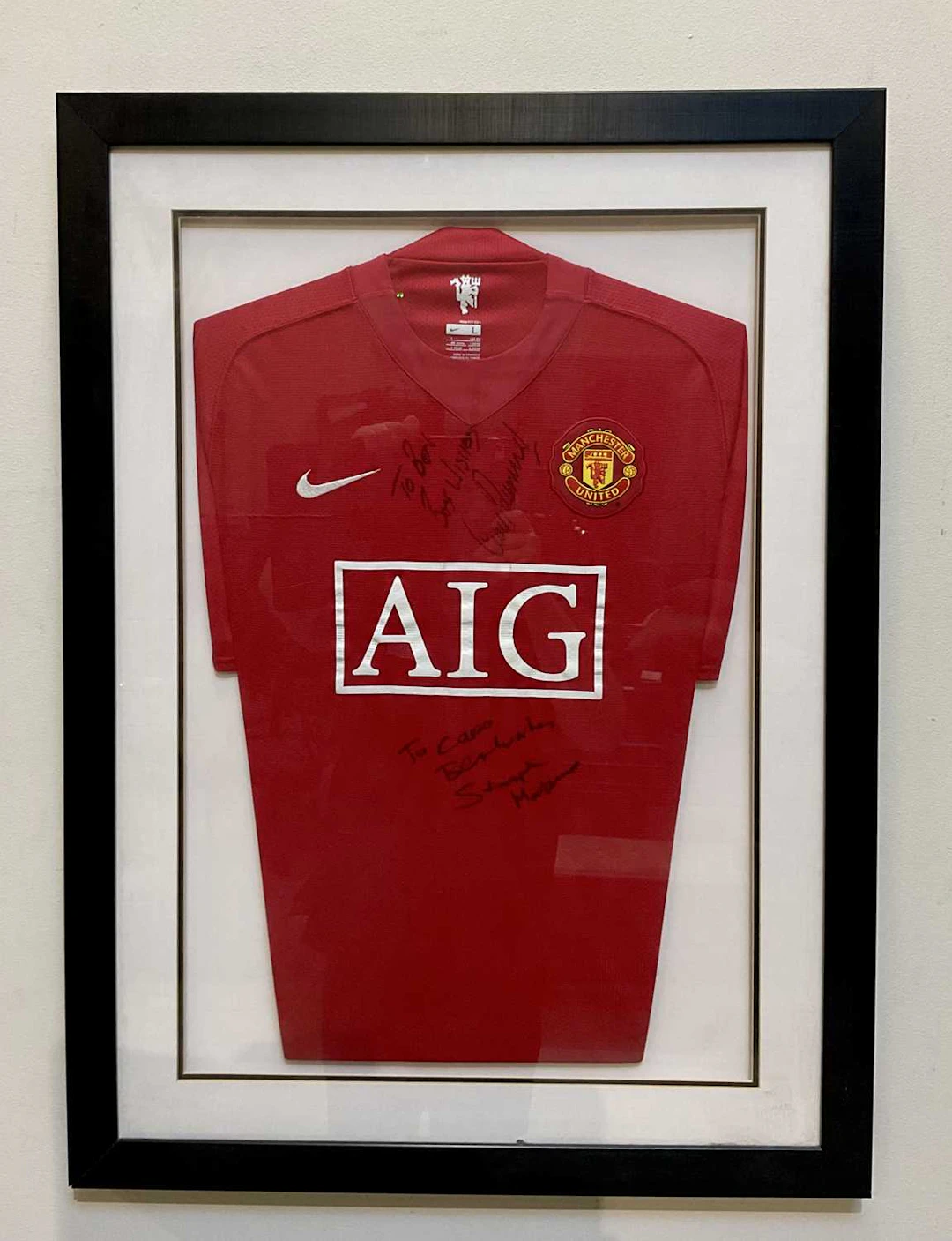 MANCHESTER UNITED; an autographed shirt