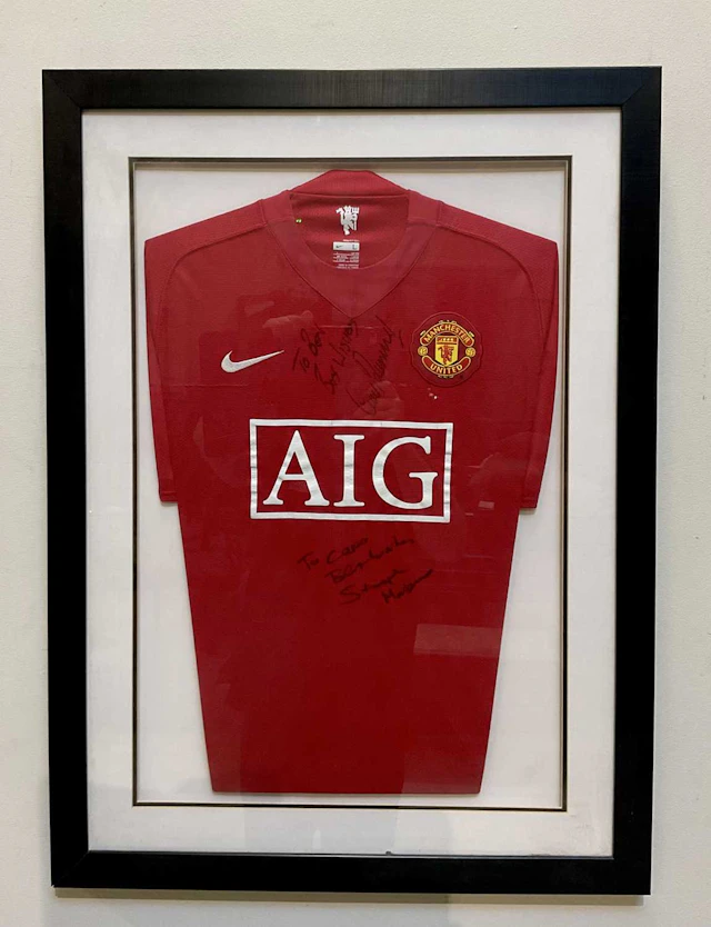 MANCHESTER UNITED; an autographed shirt