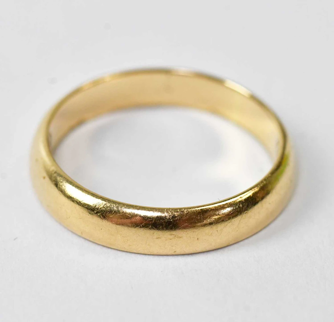 An 18ct yellow gold wedding band