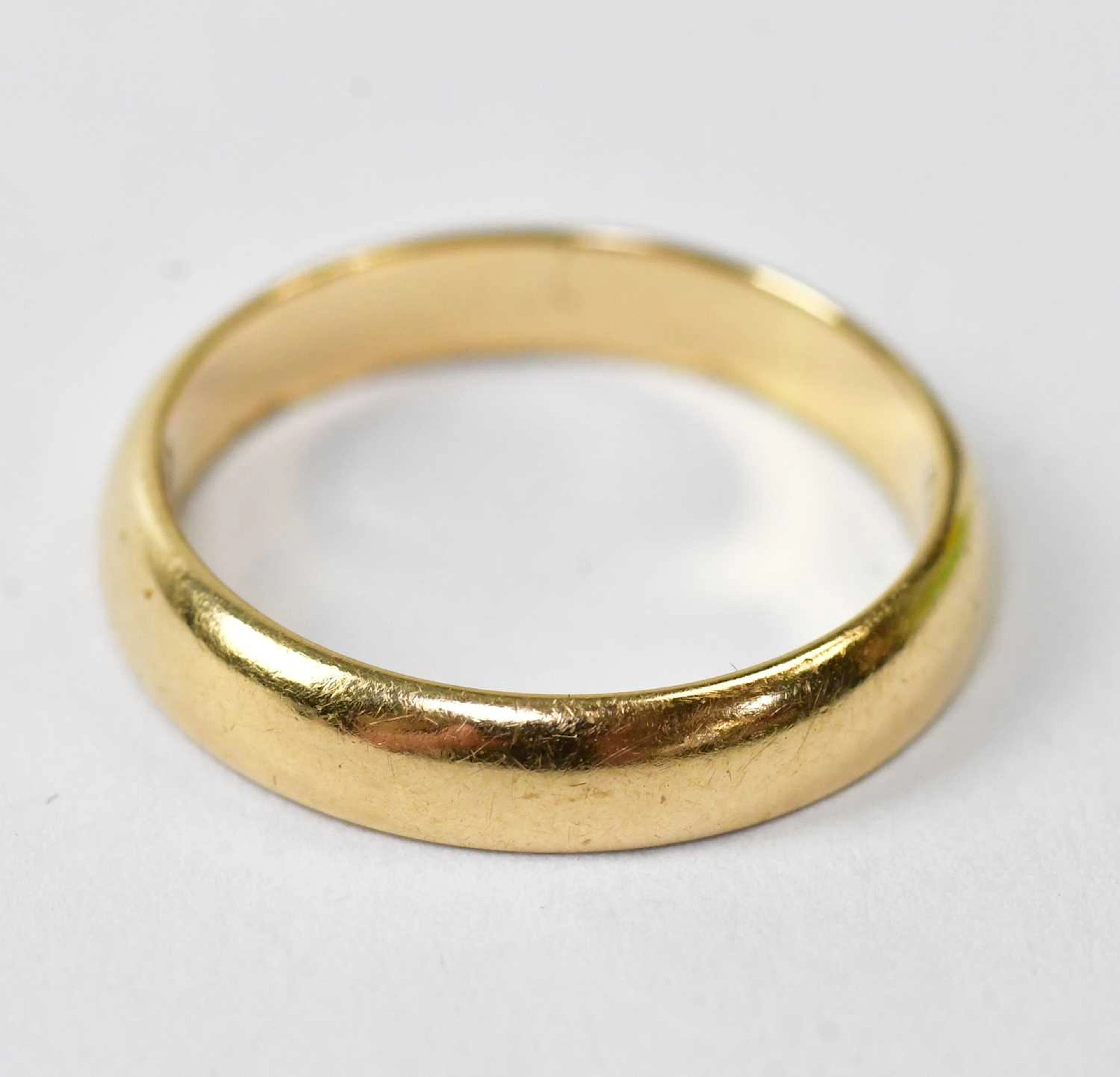 An 18ct yellow gold wedding band