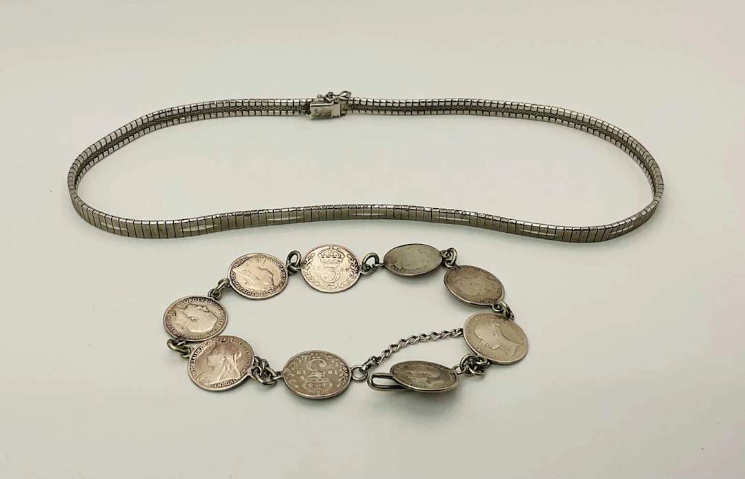 A 925 silver line necklace with texured decoration