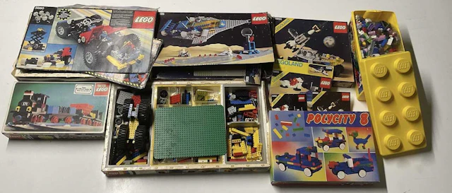 LEGO; a quantity of vintage Lego sets