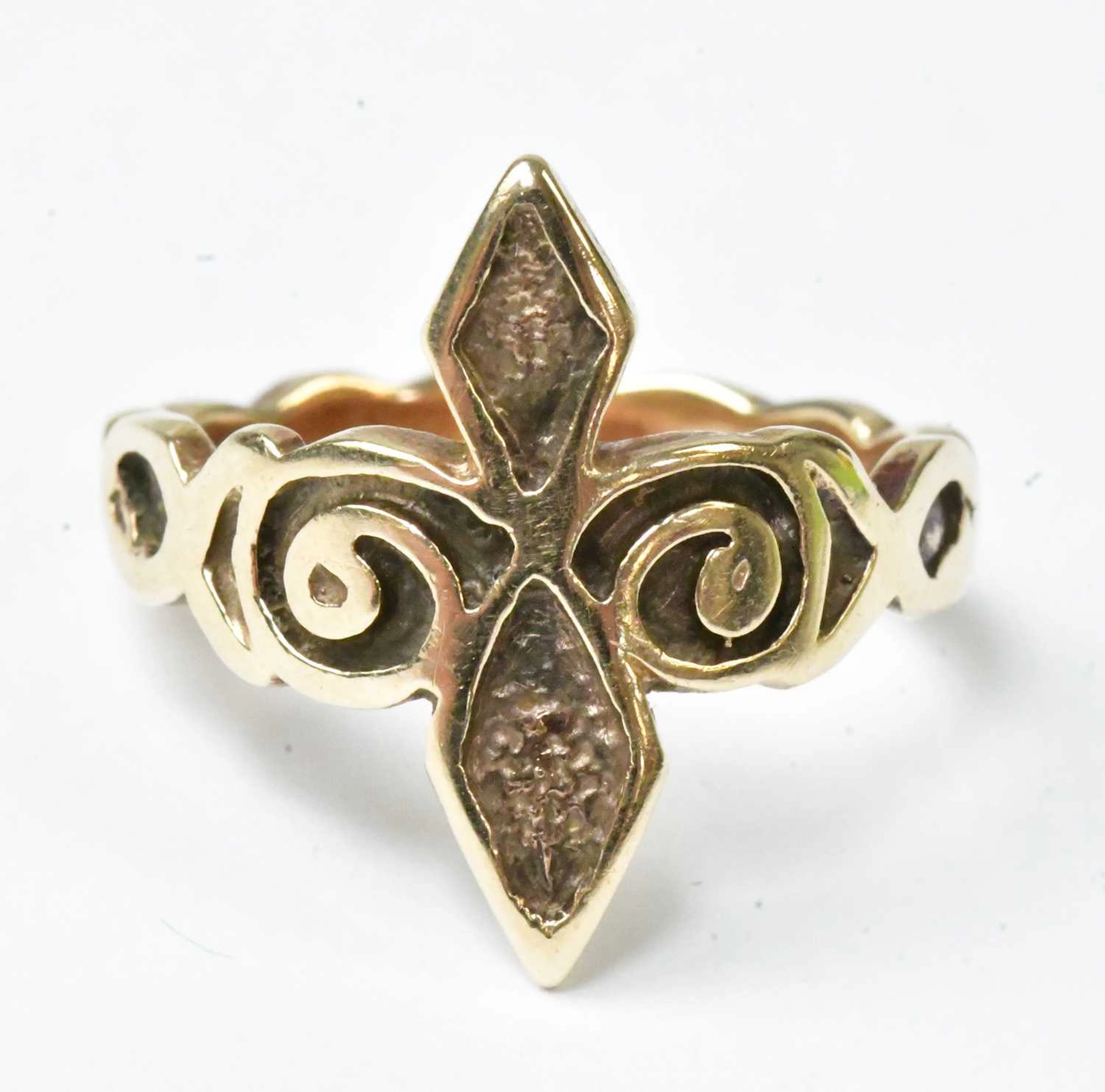 A 9ct yellow gold ring with scroll and diamond-shaped detail