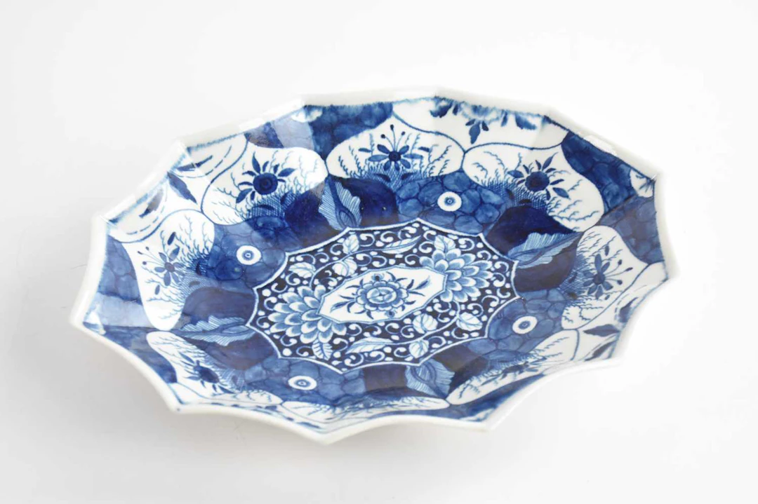 WORCESTER; an 18th century Worcester porcelain shaped oval dish
