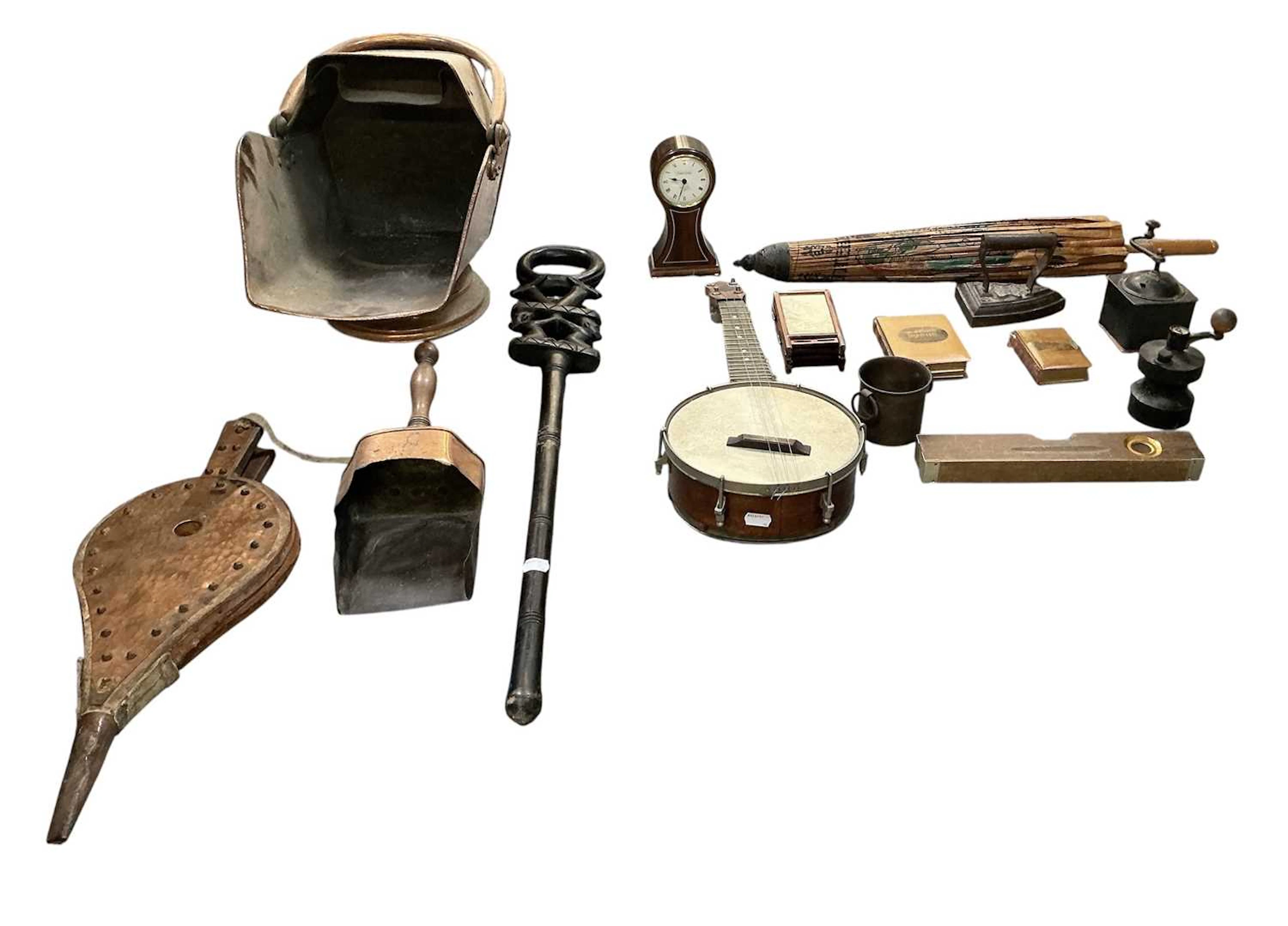 A quantity of assorted metalware and collectors’ items