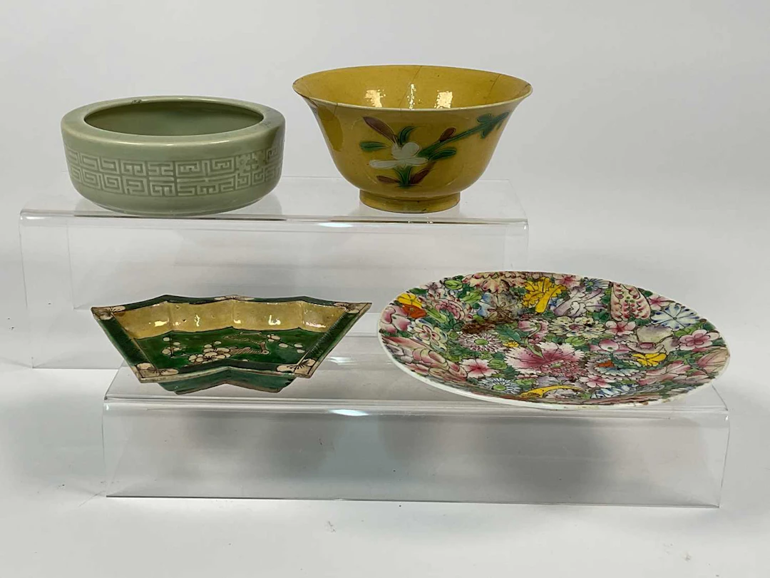 A Chinese 'Thousand Flowers' plate