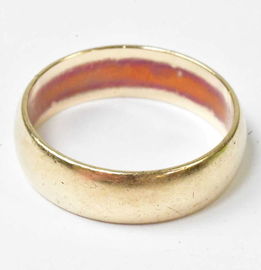 A 9cy yellow gold wedding band with engraved initials to the shank interior