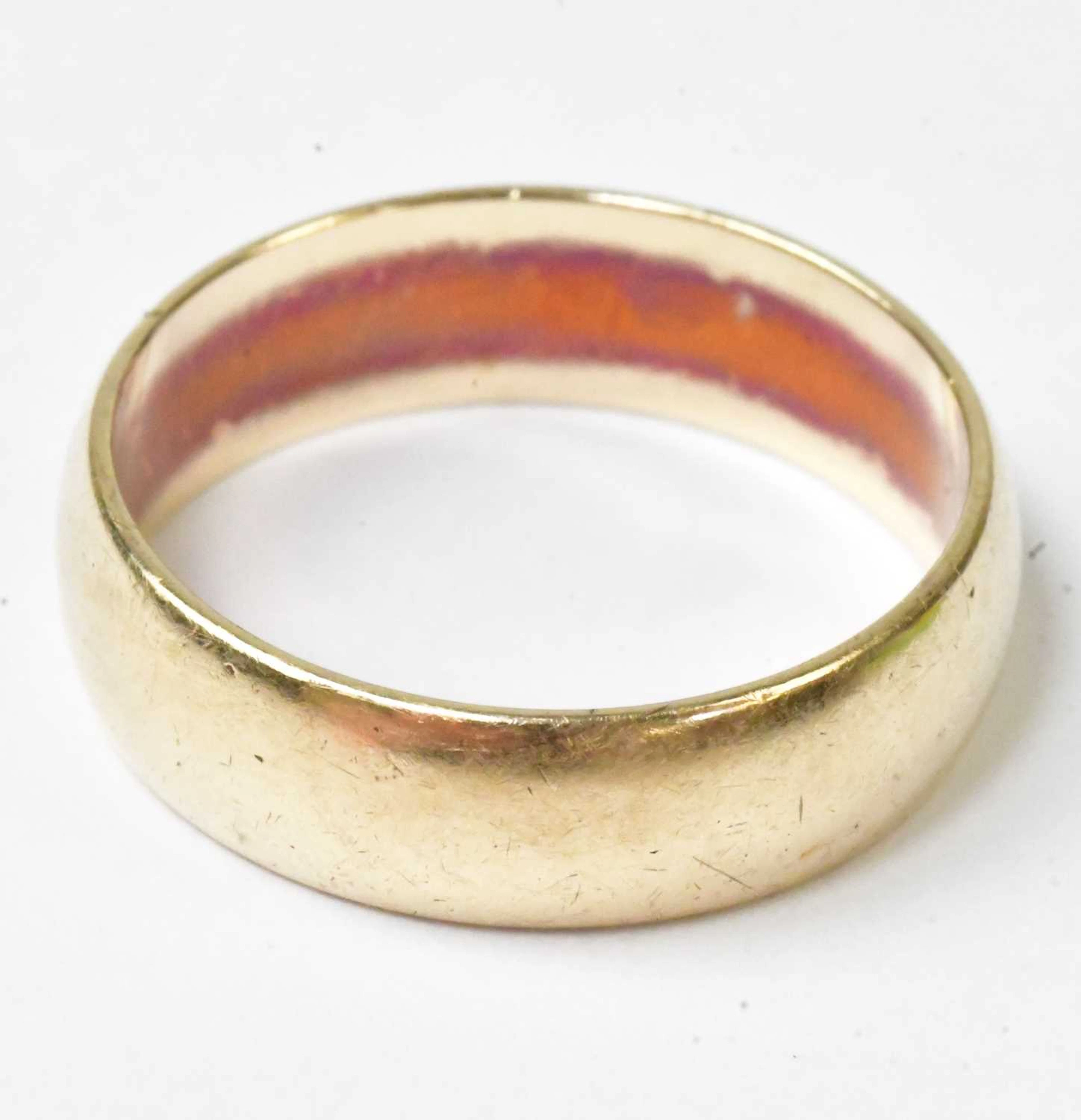 A 9cy yellow gold wedding band with engraved initials to the shank interior