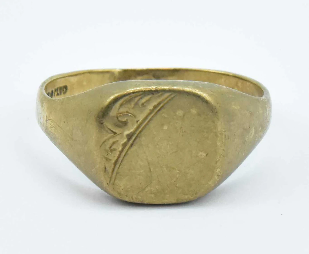 A 9ct yellow gold signet ring