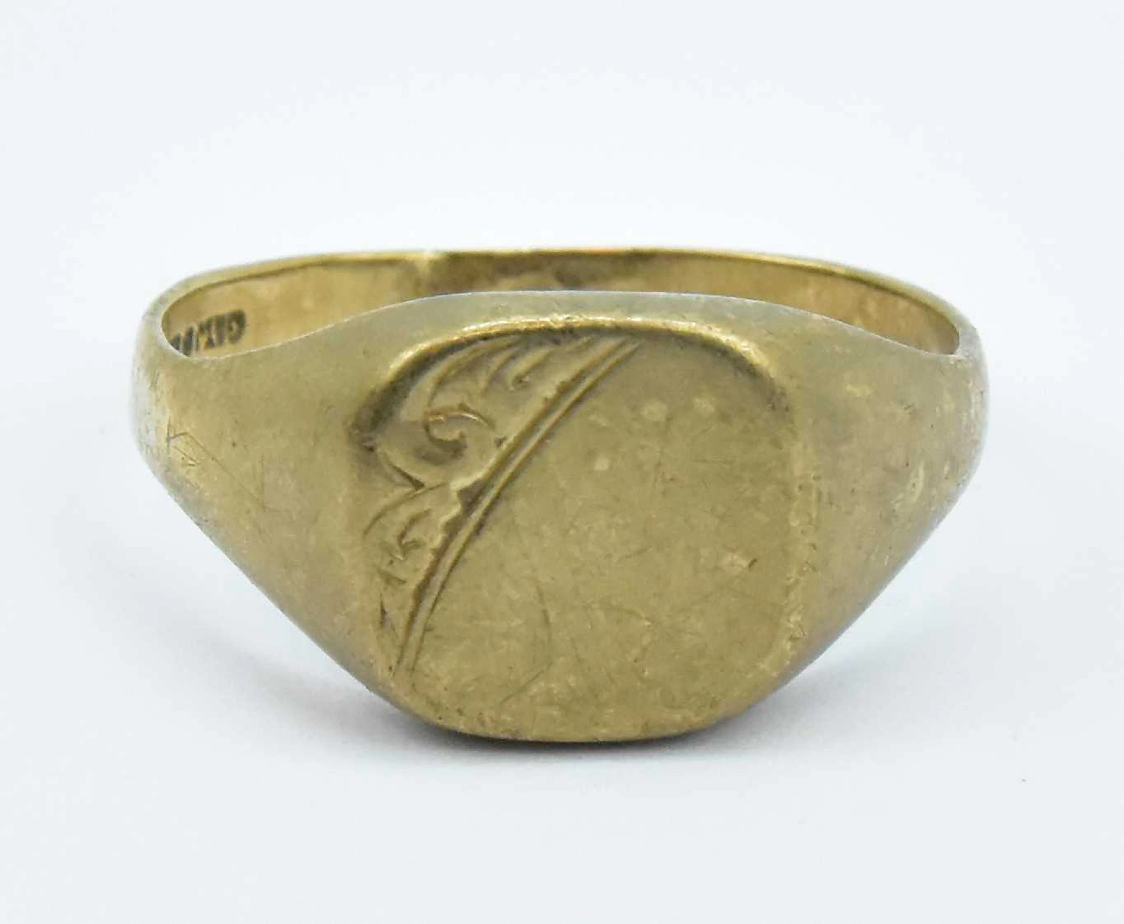 A 9ct yellow gold signet ring