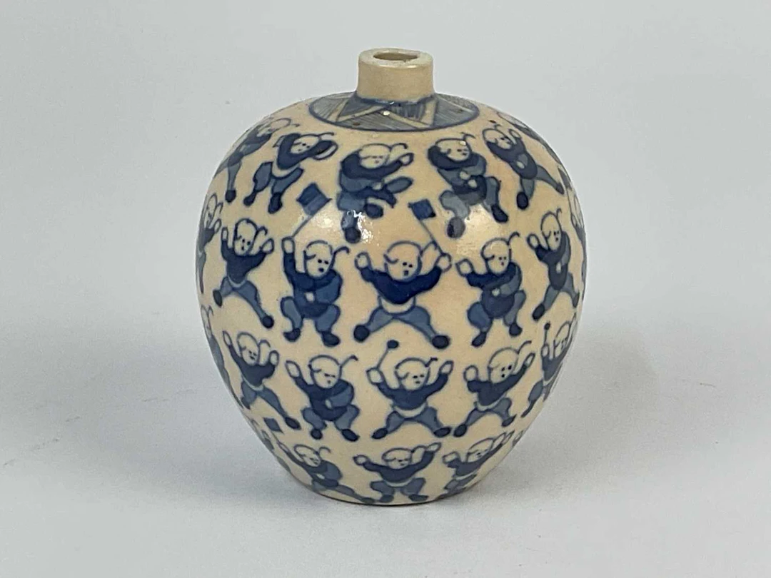 A Chinese blue and white porcelain miniature vase...