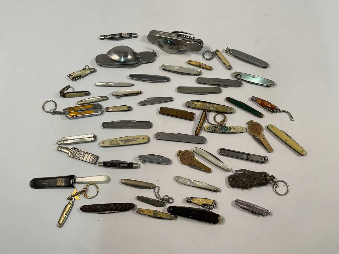 A large amount of pen knives