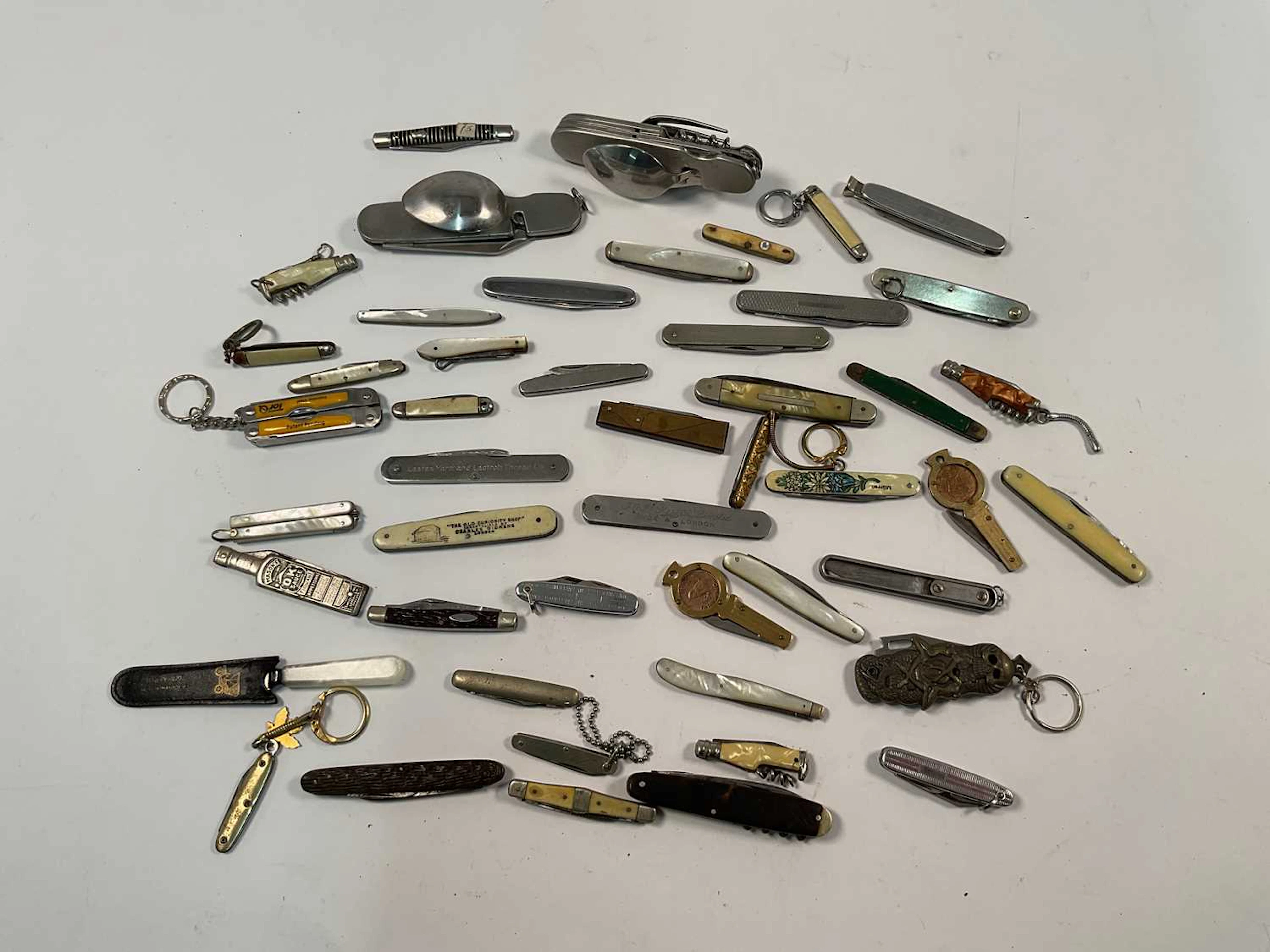 A large amount of pen knives