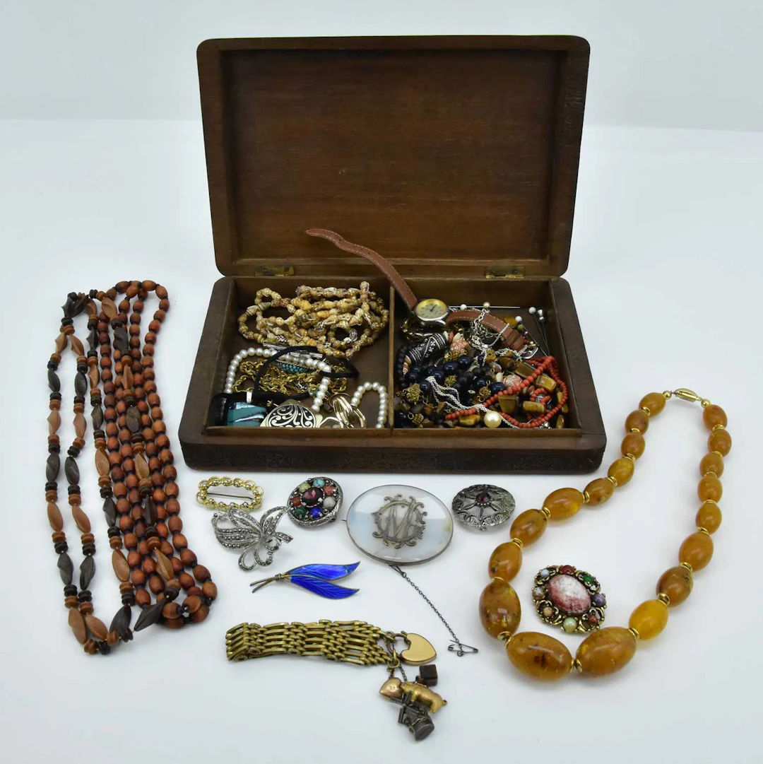 Various items of vintage and antique costume jewellery...