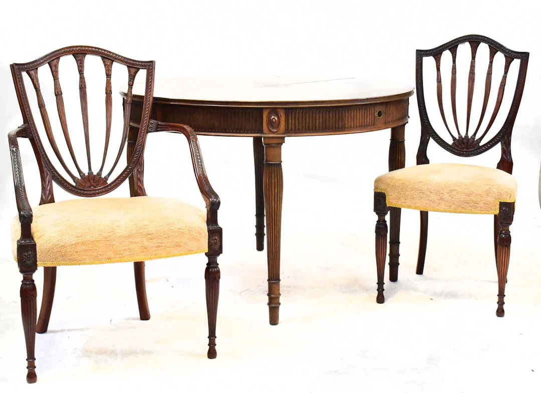 A Georgian-style circular extending dining table